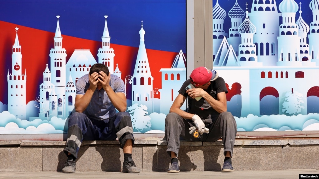 Шиносномаи русии 800 ҳазор тоҷик. Вазир: "Ҷои нигаронӣ нест." Коршинос: "Хатар дорад"