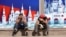 Строители на фоне декорации в Москве
