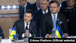 Президент Украины Владимир Зеленский (л) и министр иностранных дел Украины Дмитрий Кулеба (п) на саммите «Крымская платформа», Киев, 23 августа 2021 года