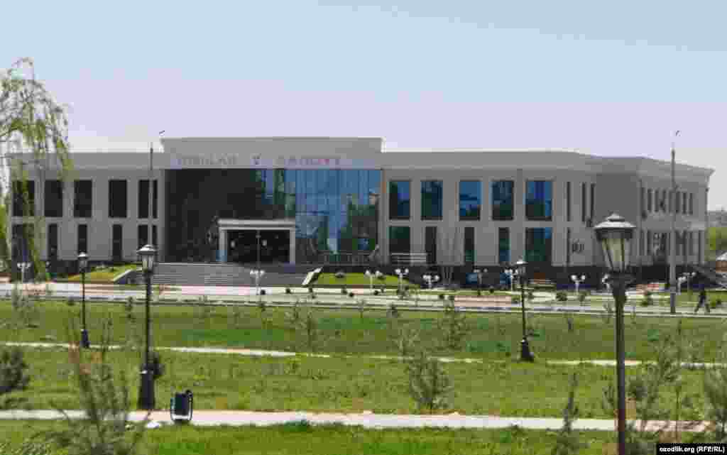 Навоий шаҳар марказида жойлашган "&Euml;шлар саройи"