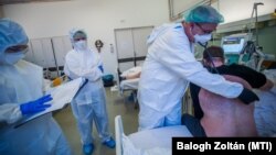Koronavírusos beteget vizsgálnak a fővárosi Szent László kórházban 2020. december 15-én.
