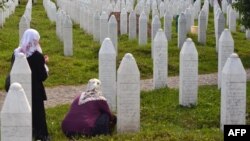 Сребреница қырғыны кезінде мерт болған мұсылмандар зиратында.