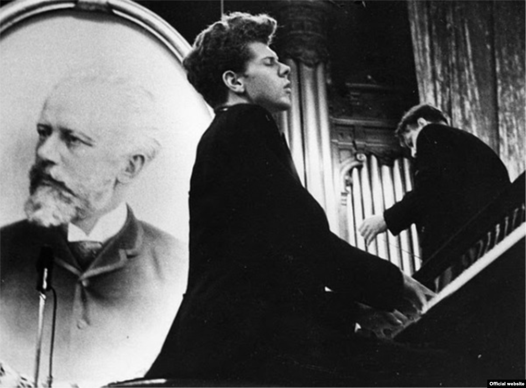 Pianistul Van Cliburn, laureat al Concursului Internațional Ceaikovski de la Moscova, &icirc;n 1958, un simbol al epocii dezghețului cultural, a &icirc;ncetat din viață &icirc;n Statele Unite.