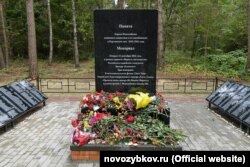 Лише 2016 року біля пам’ятника з’явилася меморіальна табличка, що розповідає про єврейські жертви цього місця
