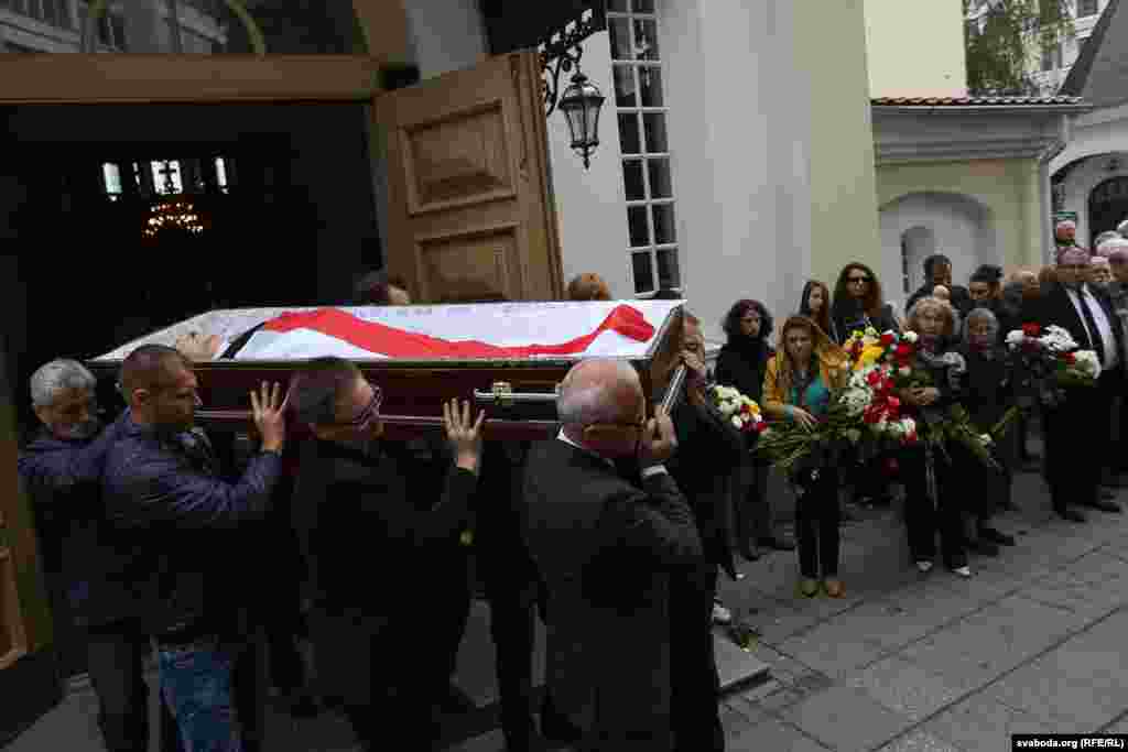 З паэтам Генадзем Бураўкіным разьвіталіся пад бел-чырвона-белым сьцягам. 31 траўня 2014 году.