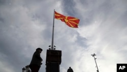 Flamuri maqedonas i vendosur në një shesh në Shkup. Fotografi ilustruese nga arkivi. 