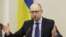 Прем'єр-міністр Арсеній Яценюк бере участь у засіданні уряду в Києві, 27 травня 2014 року.