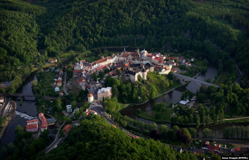 Замок Локет, Чехия. В переводе с чешского это слово означает &quot;локоть&quot;. Излучина реки, на берегу которой стоит замок, напоминает форму изогнутой руки.