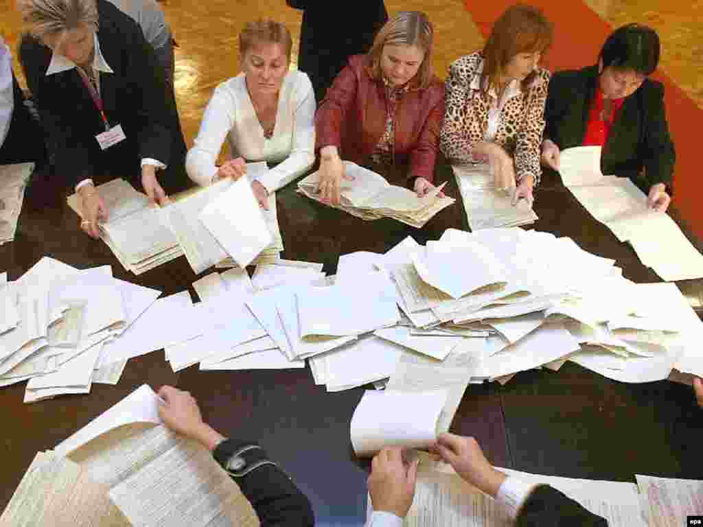 Ukraine -- Local electoral commission members sort ballots at a polling station in Kyiv, 01Oct2007 - 1 жовтня, 2007 дільнична виборча комісія в Києві рахує голоси. Блок Юлії Тимошенко та «Наша Україна – Народна самооборона» здобули досить мандатів, щоб сформувати більшість