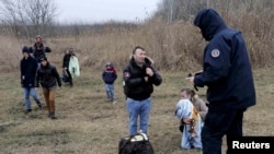 Qytetarë nga Kosova të ndalur nga policia kufitare serbe në një fushë afër Suboticës, në përpjekje për të depërtuar në Hungari, 6 shkurt 2015 [Reuters]