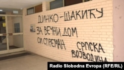 Grafit sa pretećom porukom koja je upućena Dinku Gruhonjiću, programskom direktoru Nezavisnog društva novinara Vojvodine (NDNV) i univerzitetskom profesoru, Novi Sad, 22. 3. 2024. (Ilustracija)