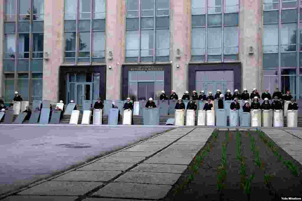 Moldova - Protests cum riots in Chisinau on April 7