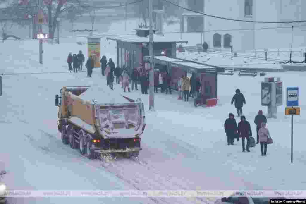 У Менску і іншых гарадах Беларусі на прыпынках грамадзкага транспарту ўтвараюцца вялікія чэргі.