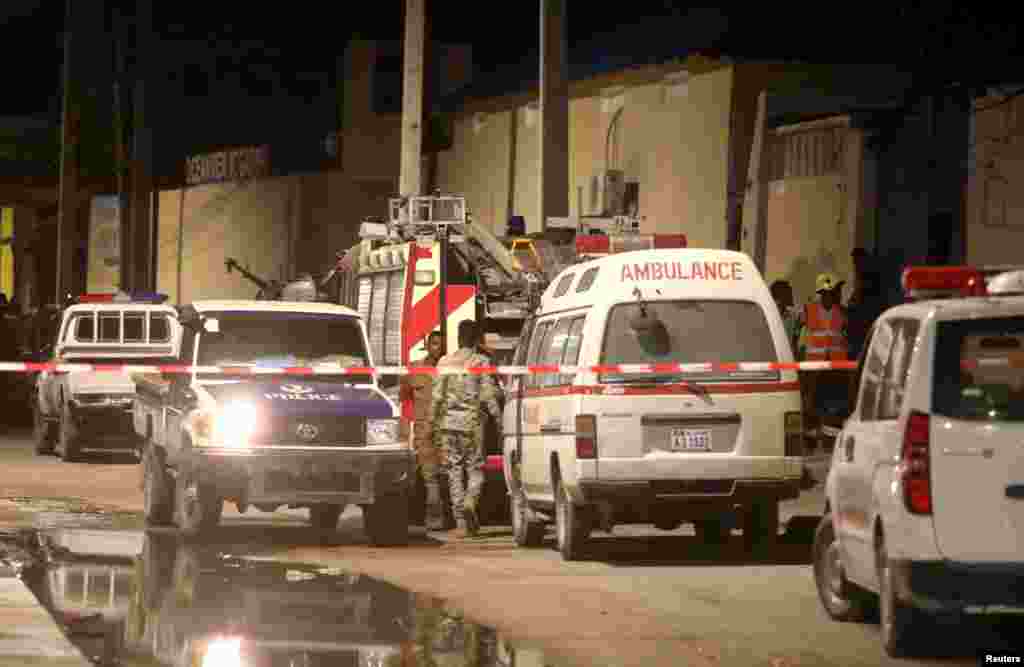 СОМАЛИЈА - Најмалку 17 лица загинаа, а десетици се повредени во напад на екстремисти на Ел Шабаб врз хотел во Могадишу, Сомалија, јави Ројтерс. Престрелката меѓу напаѓачите и полицијата траеше четири часа.