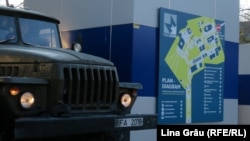 Chișinău: un camion al Armatei Naționale aduce militari pentru a amenaja centrul de triere pentru bolnavii de Covid-19 la la Centrul expozițional Moldexpo, 3 aprilie 2020.