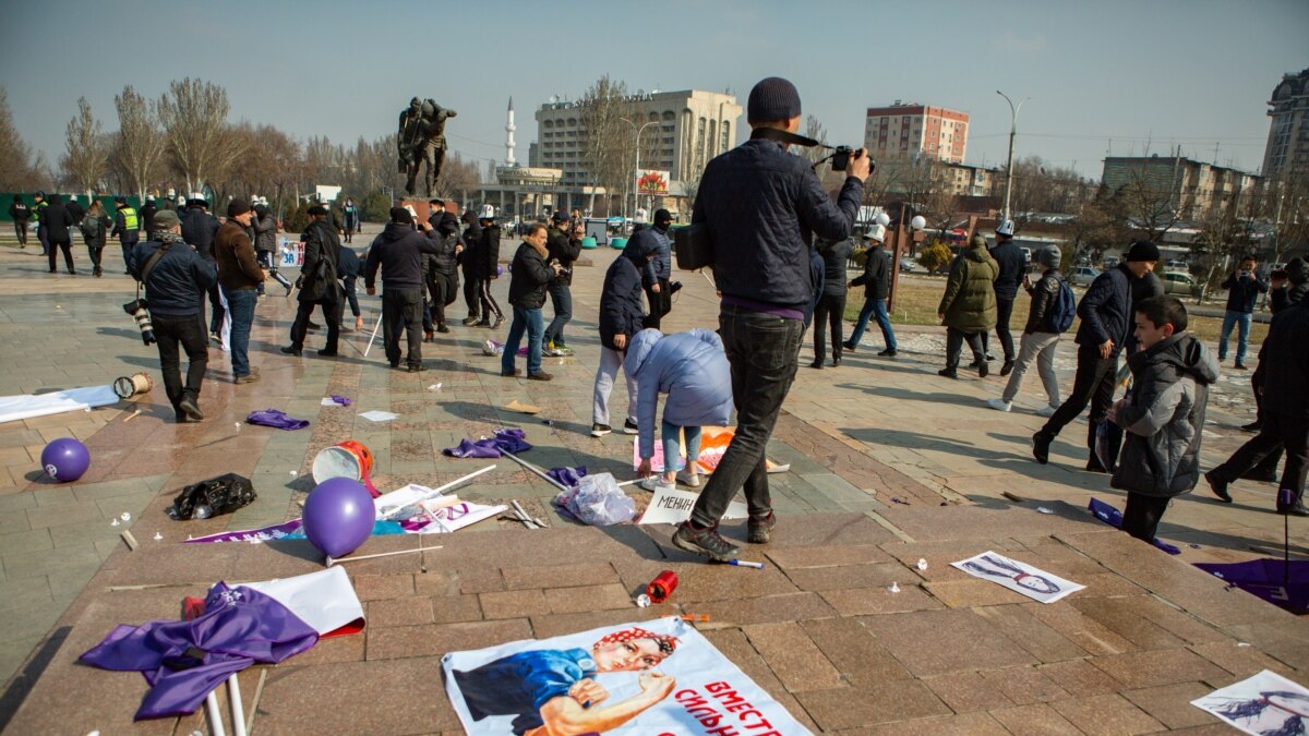 На нас напали кава. Митинг 8 марта Бишкек. Марш активисток Кыргызстан. Нападение на феминисток 2020 год Бишкек. Реалии 8 фото.