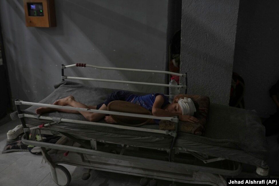 Ahmed Rihan, 10 vjeç, i cili pësoi një lëndim koke mbi një muaj më parë, dke fjetur në një korridor të spitalit Shifa.