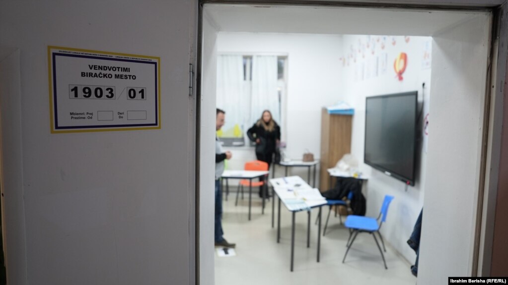 Një vendvotim hap dyert për votuesit mëngjesin e së dielës në zgjedhjet lokale të Kosovës, Prishtinë, 12 tetor 2025.