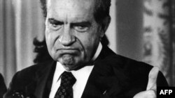 Američki predsjednik Richard Nixon podnio je ostavku nakon skandala Watergate, 1974. 