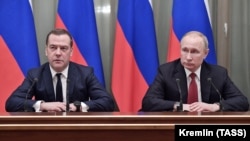 Дмитрий Медведев и Владимир Путин (слева направо)