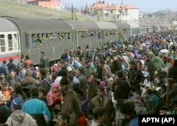 Евакуація албанців-косоварів із Приштини під час війни в Югославії. 1 квітня 1999 року