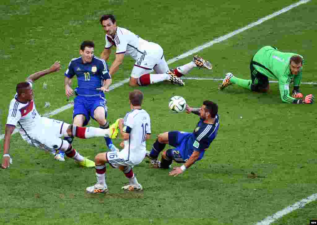 BRAZIL SOCCER FIFA WORLD CUP 2014 -- German players Jerome Boateng (L) and Philipp Lahm (C) in action against Argentinian players Lionel Messi (2-L) and Ezequiel Lavezzi (2-R) during the FIFA World Cup 2014 final between Germany and Argentina at the Estad