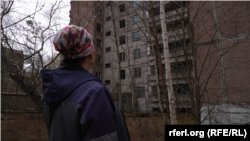 Клавдія Омельченко на тлі свого будинку. У свої 19 жінка виїхала в евакуацію через Чорнобильську трагедію