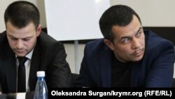 Адвокаты Айдер Азаматов и Эмиль Курбединов (справа) на заседании «Крымской солидарности»