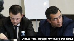 Эмиль Курбединов (п) и Айдер Азаматов (л) на заседании "Крымской солидарности", 25 ноября 2018 года