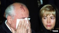 Mikhail Gorbachev and his daughter, Irina, at the funeral of Raisa Gorbacheva in 1999.