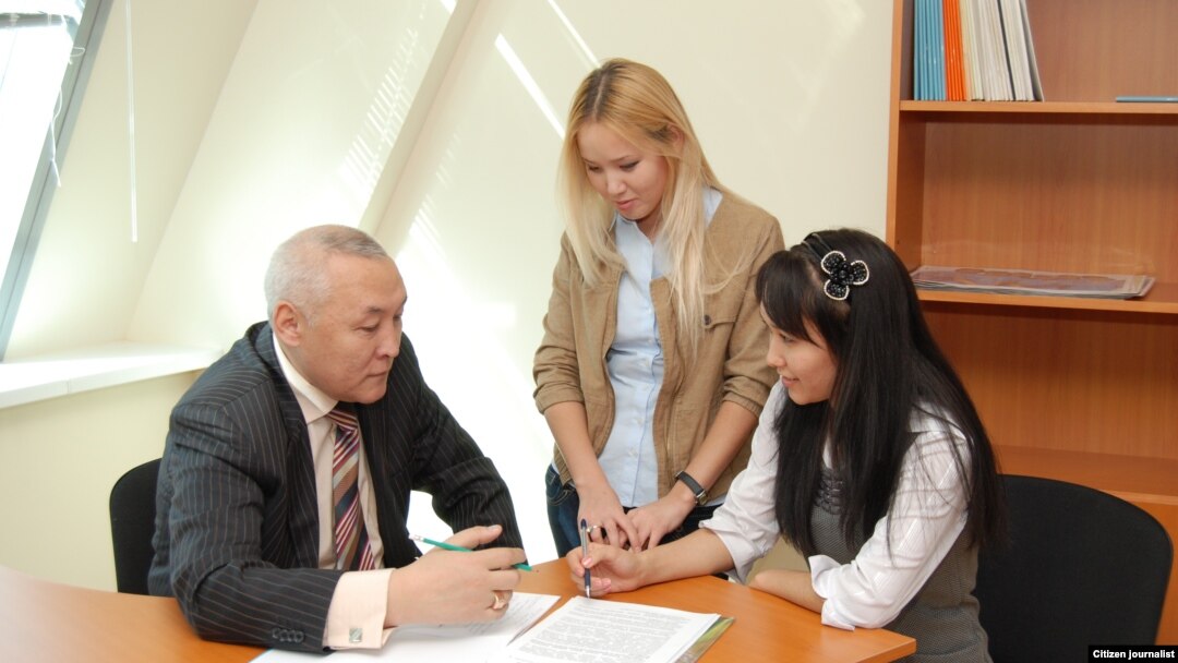 Жас қыздың жыныстық қатынас кезінде серпімді кискасы