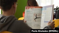 Школяр читає текст під час уроку