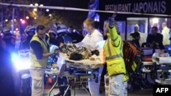 Спасатели эвакуируют пострадавшего недалеко от концертного зала «Батаклан» в центре Парижа. 14 ноября 2015 года.
