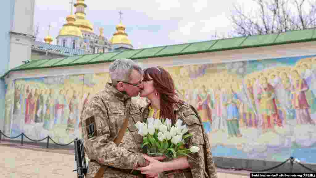 Військовий Роман і його наречена Іванна біля Михайлівського собору після вінчання. Київ, 26 березня 2022 року