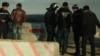 Жаңаөзенге кіре берісте адамдарды тексеріп тұрған полиция посты. 26 желтоқсан 2011 жыл. Көрнекі сурет