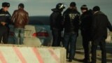 Жаңаөзенге кіре-берістегі тексеру пунктінде полиция адамдардың құжаттарын қарап тұр. Жаңаөзен, 26 желтоқсан 2011 жыл