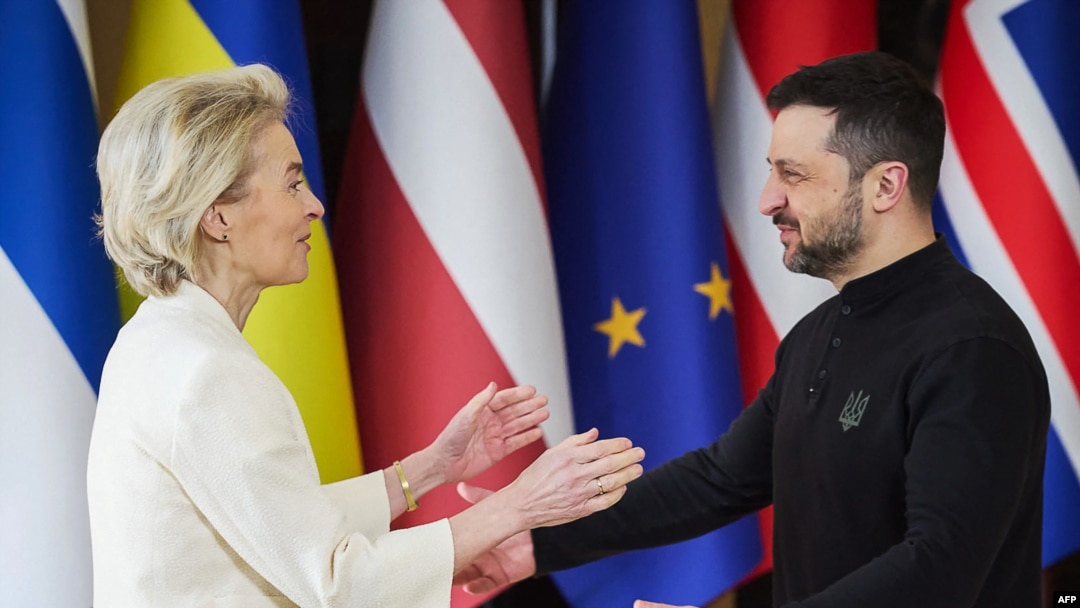 ევროკომისიის პრეზიდენტი ურზულა ფონ დერ ლაიენი და უკრაინის პრეზიდენტი ვოლოდიმირ ზელენსკი. კიევი, 2025 წლის 24 თებერვალი