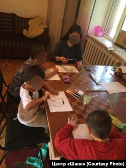 Дети на уроке рисования в адаптационном центре в Караганде.