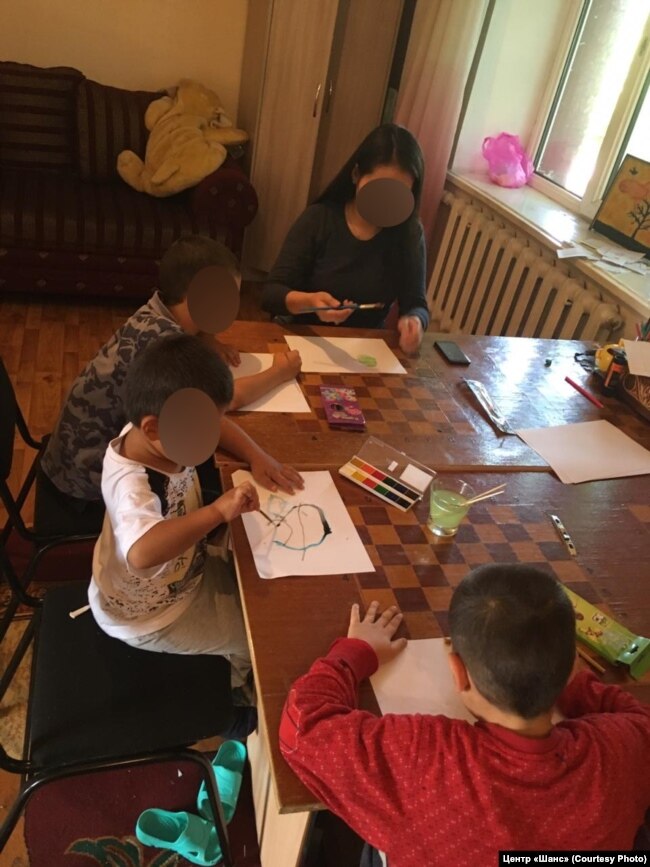 Дети на уроке рисования в адаптационном центре в Караганде.