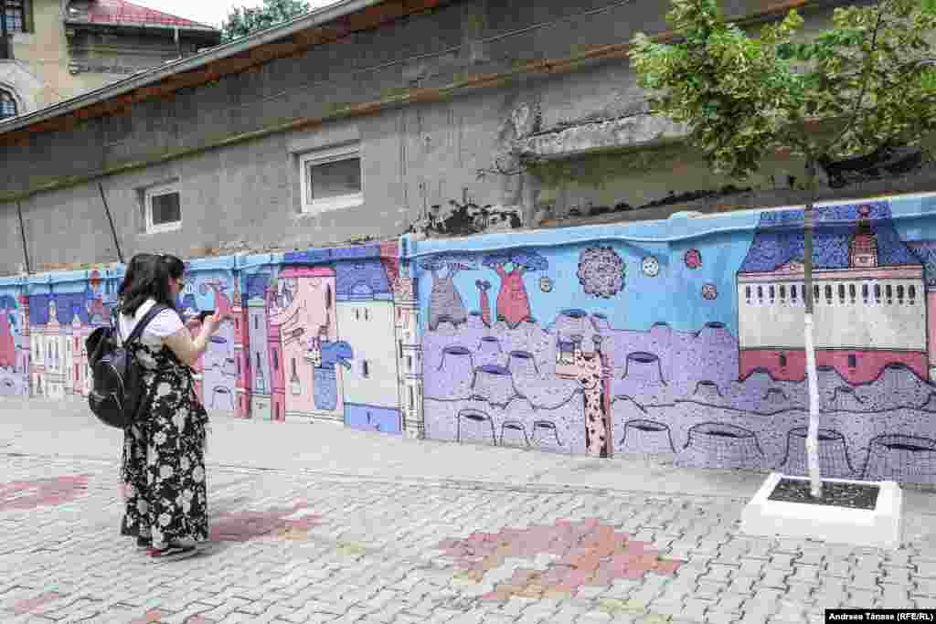 A mural by KSELEQOQYNQYSHY (Lucian Nita) at the Faculty of Sociology and Social Work in Bucharest.