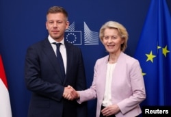 Прем'єр Угорщини Петер Мадяр та очільниця Єврокомісії Урсула фон дер Ляєн потиснули руки під час зустрічі в штаб-квартирі Єврокомісії в Брюсселі, Бельгія, 29 травня 2026 року