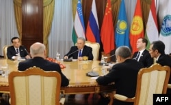Слева направ: премьер-министра Китая Ли Кэцян, президент Казахстана Нурсултан Назарбаев, премьер-министр России Дмитрий Медведев. Астана, 15 декабря 2014 года.