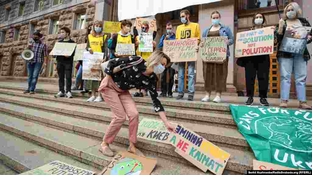Украинские активисты в Киеве собрались под стенами Киевской городской администрации. Несколько десятков человек держали плакаты &laquo;Климат меняется, а мы нет&raquo;, &laquo;Потом будет поздно&raquo;, &laquo;В первую очередь&nbsp;&ndash; планета Земля&raquo;. Участники акции требовали, чтобы генеральный план Киева включал пункты по решению экологических и климатических проблем