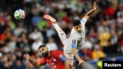 جدال مهدی طارمی و محمد صلاح کاپیتان‌های دو تیم