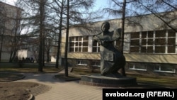 Каля абласной бібліятэкі імя Леніна. Помнік Еўдакіі Лось, зз-за якога некалькі елак ужо сьпілавалі.