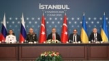 Turkish Foreign Minister Hakan Fidan (center) hosts a meeting of Russian and Ukrainian negotiators on June 2.