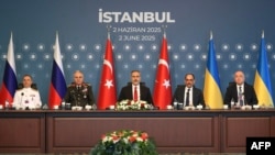Ministrul turc de externe Hakan Fidan (centru) găzduiește o reuniune a negociatorilor ruși și ucraineni pe 2 iunie.