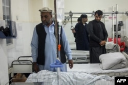 په کونړ کې د پاکستانیو ځواکونو په برید کې د یو ژوبل کس درملنه روانه ده - د مارچ ۳۰مې انځور.