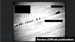 Стопкадр із відезапису агентства Frontex: автомобіль білоруських прикордонників супроводжує мігрантів до литовського кордону