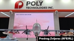 Makete të ekspozuara të një droni të armatosur ushtarak, në stendën e kompanisë kineze Poly Technologies, në sallën Zetra në Sarajevë.